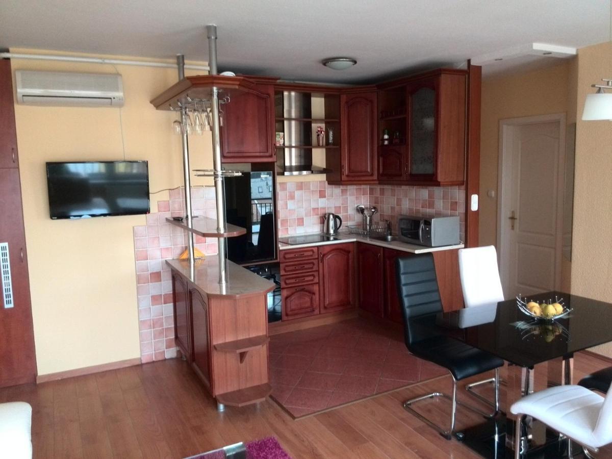 Merry&car - Huge Balcony + Living + 2br Boedapest