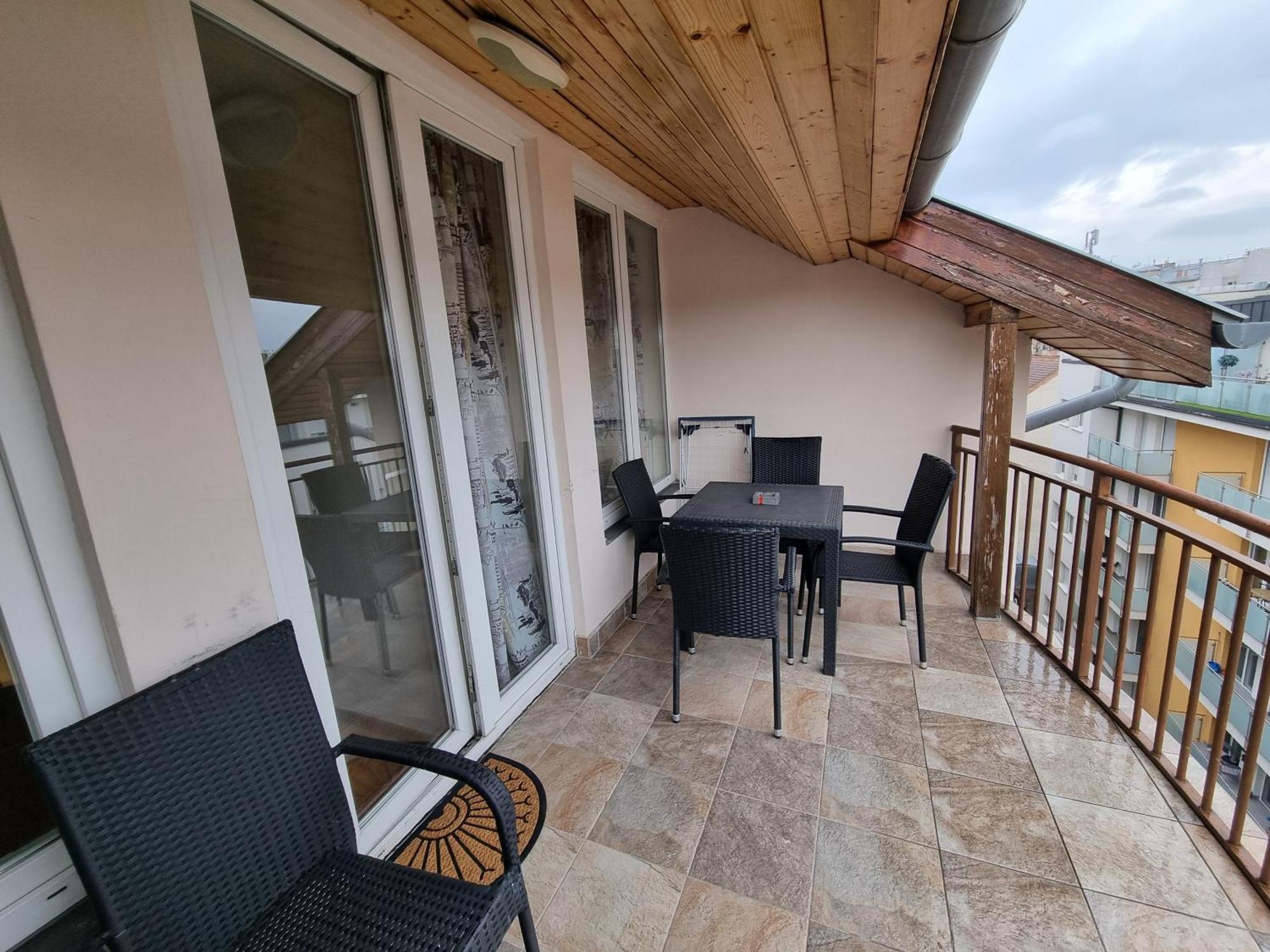 Merry&car - Huge Balcony + Living + 2br Apartamento